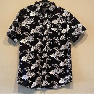 Forever 21 black & white floral button down M